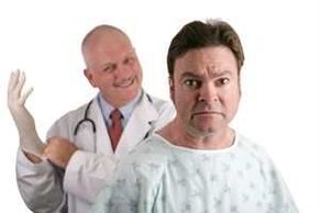 Le médecin procède à un examen numérique de la prostate du patient avant de prescrire un traitement pour la prostatite