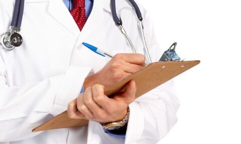 Un médecin prescrit un traitement pour la prostatite chronique